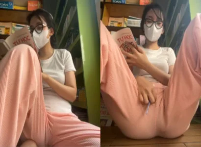 Con nhỏ vừa đọc sách vừa nhét sextoy vào lồn