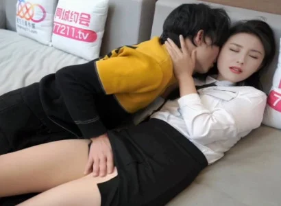 Cô thư ký trẻ lén phục vụ sếp để lấy tiền