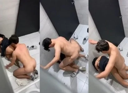Cả hai người quan hệ trong nhà vệ sinh và bị ghi lại